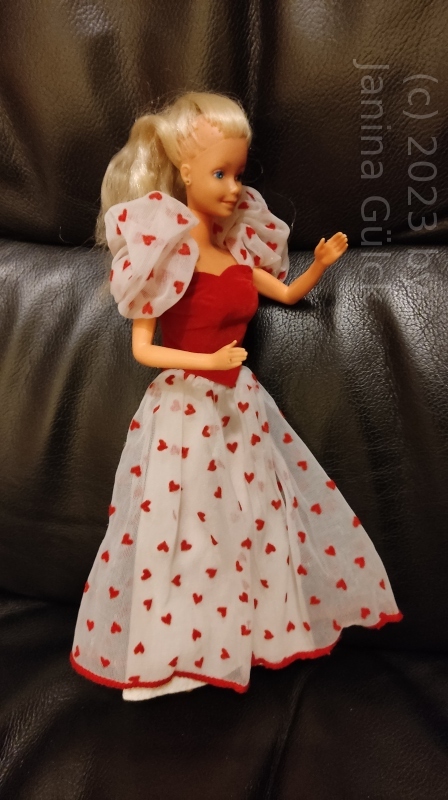 Second corazon Barbie from the side, missing a part of her hair, typically for Congost Barbie dolls