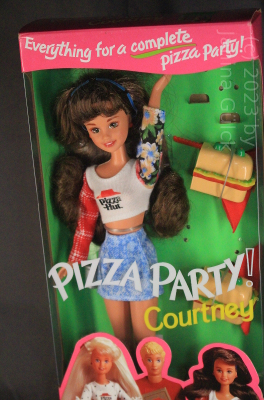 Her white Pizza Party top has also some branding like Skipper's top. The brunette Courtney comes with a huge amount of brunette hair falling to her bum 