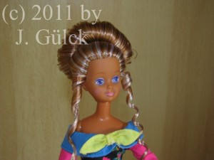 Her hairdo was inspired by party-hairdos from the 1990s.