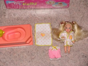 Shelly/Kelly with saran hair, bathtube, towel and bathing gown and the yellow border