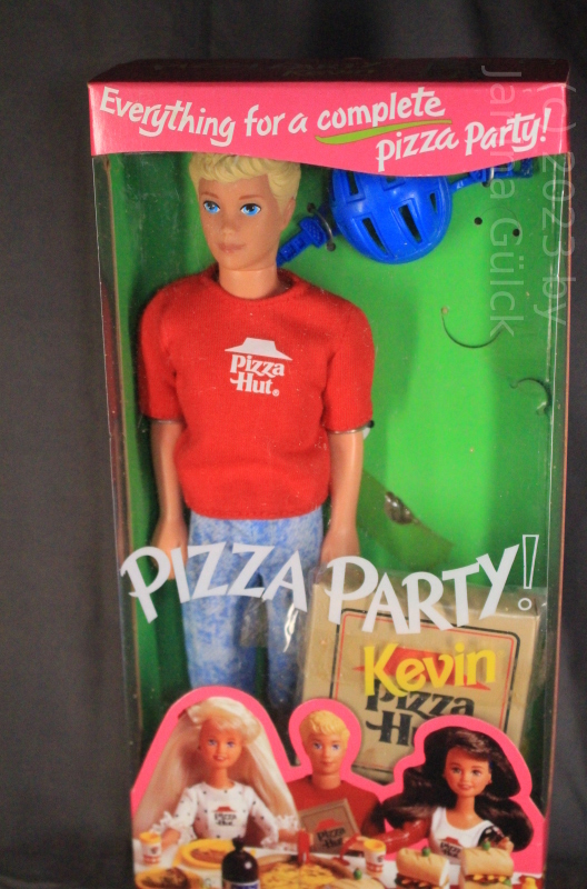 Kevin comes with a Skateboard, very typical for the early to mid 1990s a box for the pizza and some other accessoires.