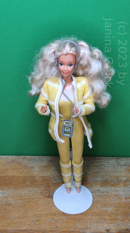 Musica Barbie, a hard to find Spanish version of Music Lovin Barbie in her yellow outfit