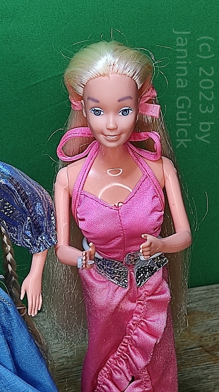 My latest Treinzado Magico Barbie, the last Spanish Twirly Curl equal Barbie I bought