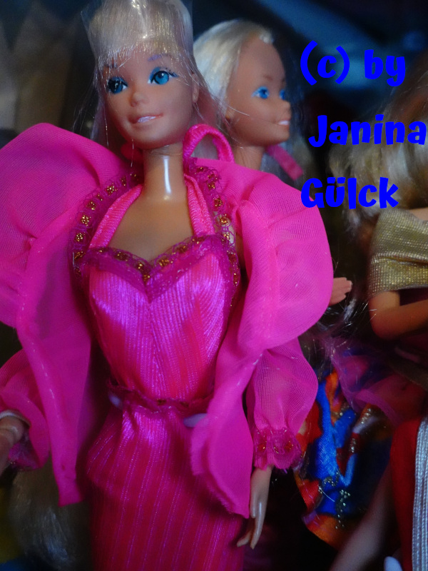 A Closer Look at the Rare Spanish “Secretos de Belleza” Outfit Variants: Differences, Quality, and Collector Value 1 Secretos de Belleza Barbie with gold pink lace