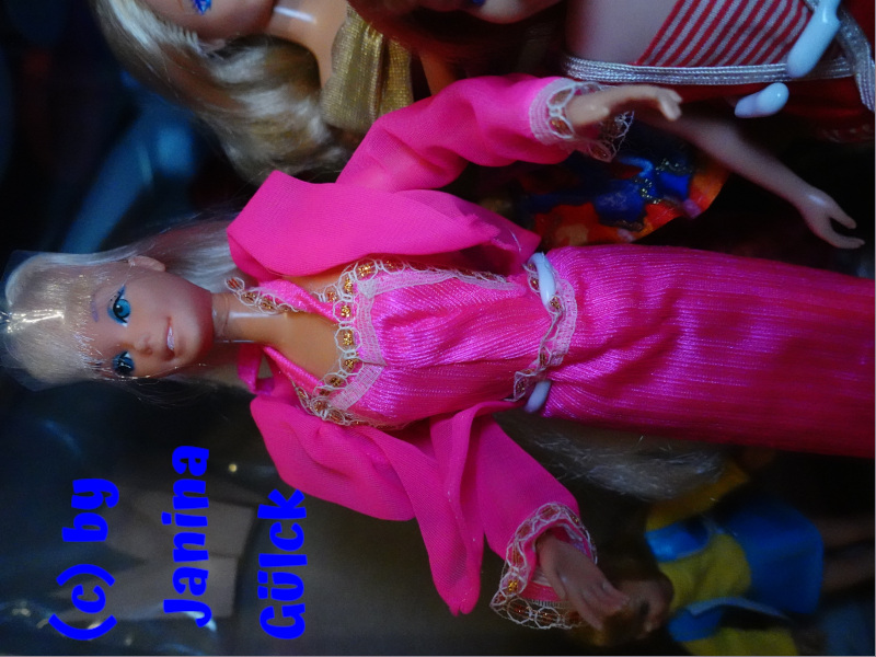 A Closer Look at the Rare Spanish “Secretos de Belleza” Outfit Variants: Differences, Quality, and Collector Value 5 Secretos de Belleza1 white lace3