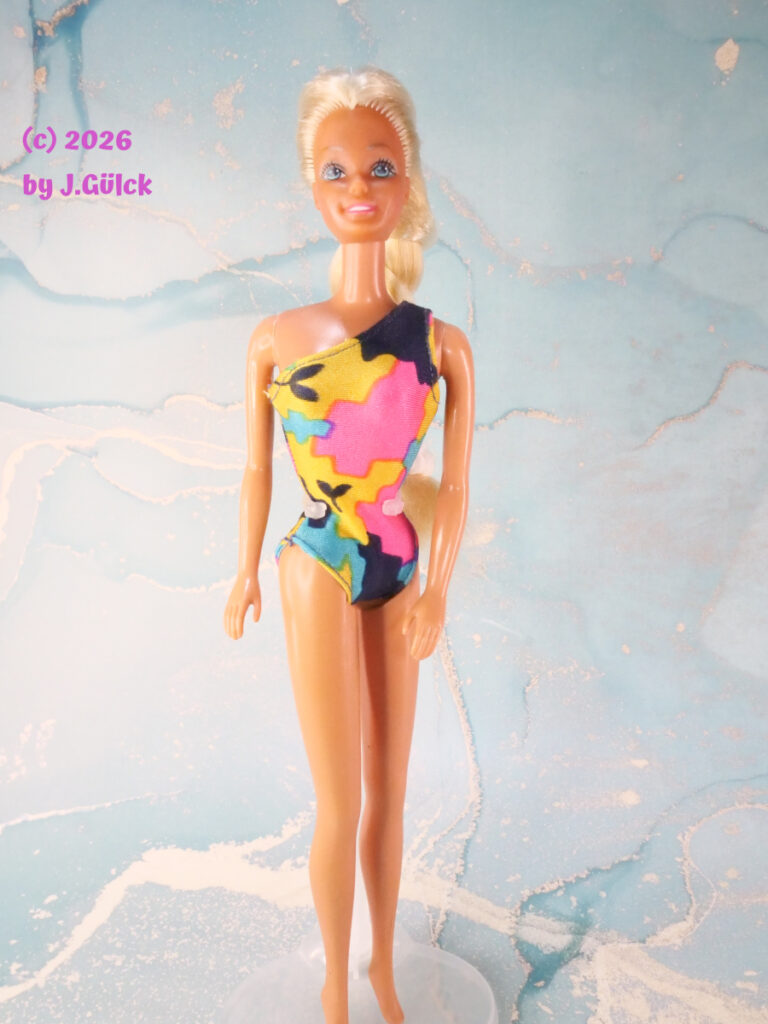 Tropical Barbie made in Spain. This pic shows a Spanish Tropical Barbie in my collection.